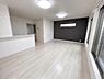 リビング/ダイニング：※現在居住中のため動産物がございます。動産物につきましてはAIによる加工にて除去しておりますので、予めご承知おきください。