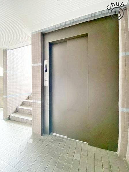荷物を持った帰宅も安心のエレベーターつき