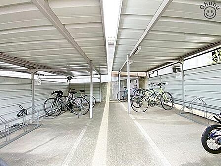 屋根付き駐輪場 雨が降っても屋根付きで安心です。
