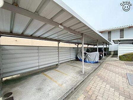 屋根付きバイク置場 雨が降っても屋根付きで安心です。