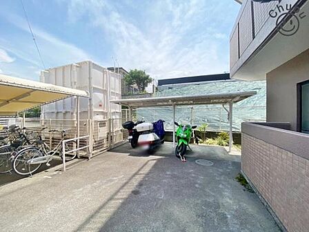 屋根付きバイク置場 雨が降っても屋根付きで安心です。