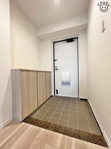 明るくて清潔感溢れる玄関！家族の靴もしっかり収納できるシューズクローゼットがついています！これなら散らかりがちな玄関もスッキリと片付き、訪れる人を気持ちよく迎えてくれます！