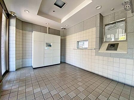 不在時の荷物受取に便利な宅配ボックス。宅配ボックスに荷物を配達してもらうことができれば、再配達の手配をしたり到着を再度待ったりすることなく、迅速に荷物を受け取れます。お仕事で忙しい方も安心な設備です。
