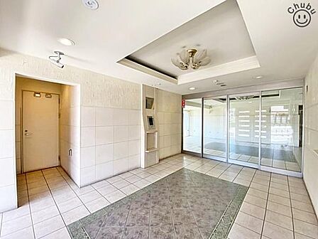 オートロック付きのため、防犯面などがより安心なマンションです!オートロックの解錠には鍵や番号などが必要なため、関係者以外の人が簡単には侵入できない仕組みになっています。セールスなどの訪問にも安心です。