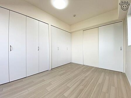 洋室 家族一人ひとりにあわせたプライベートな空間。充分な広さと収納を設置したお部屋はお子様の成長を促します!お子様の成長を支える、勉強や好きなことに没頭する学びの空間にピッタリです!