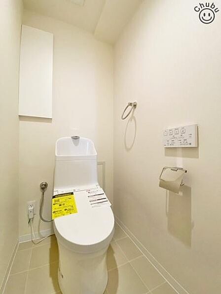スタンダードな手洗いタンク一体型トイレ!いつも清潔にお使いいただけるよう温水洗浄暖房便座付きのため、快適な毎日を送ることができます!トイレは2ヶ所あるので、忙しい朝の混雑時もスムーズなため大活躍!