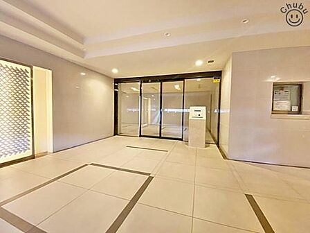 オートロック付きのため、防犯面などがより安心なマンションです！オートロックの解錠には鍵や番号などが必要なため、関係者以外の人が簡単には侵入できない仕組みになっています。セールスなどの訪問にも安心です。