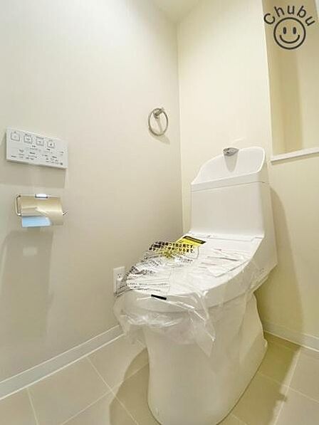 スタンダードな手洗いタンク一体型トイレ！いつも清潔にお使いいただけるよう温水洗浄暖房便座付きのため、快適な毎日を送ることができます！