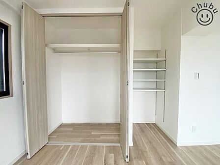 LDKには収納があり、生活空間の整理整頓を保つことができます!掃除機や買いだめの日用品、防災用品、季節物など様々なものを収納できます!あると便利な収納をしっかり配置しました!