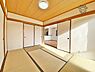 和室：リビングに隣接した和室は小さなお子様の遊び場やお昼寝スペース、洗濯物を畳んだりとミセスコーナーとしても使えます。来客時の客室としても利用できるため、あると便利な使い勝手の良い空間です！