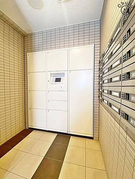 不在時の荷物受取に便利な宅配ボックス。宅配ボックスに荷物を配達してもらうことができれば、再配達の手配をしたり到着を再度待ったりすることなく、迅速に荷物を受け取れます。お仕事で忙しい方も安心な設備です。
