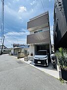 閑静な住宅街に立地しています。
