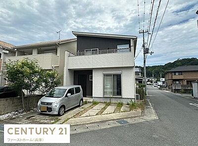 外観:シンプルでモダンな外観が特徴です。前面道路が広く車の出入りがしやすい造りです。バルコニーがあり開放感のある設計となっています。角地に位置しているため通風や採光にも期待できます。 外観:シンプルでモダンな外観が特徴です。前面道路が広く車の出入りがしやすい造りです。バルコニーがあり開放感のある設計となっています。角地に位置しているため通風や採光にも期待できます。