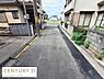 その他：前面道路は舗装されており車両の通行もスムーズにご利用いただけます。周囲には住宅が並び落ち着いた雰囲気が広がっています。電柱や植栽が整えられており街並みもシンプルです。