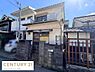 外観：周辺に住宅が立ち並び落ち着いた雰囲気が広がっています。