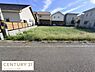 外観：前面道路に面した整形地です。周囲は住宅が立ち並ぶエリアに位置しています。陽当たりも確保しやすい土地形状です。落ち着いた雰囲気の現地土地写真となっています。幅広い用途にご検討いただける区画です。
