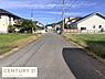 その他：前面道路は広めで車の通行も安心です。周辺には住宅が並び静かな環境です。舗装された道路が続き歩きやすい印象です。道沿いには電柱や緑地もありますので開放感があります。