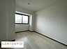 子供部屋：シンプルな内装が特徴の子供部屋です。窓から自然光がしっかりと差し込みます。レイアウトしやすい四角い間取りです。床はやさしい色合いでさまざまな家具にも合わせやすいです。