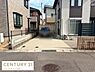 その他：敷地内には広めのスペースが確保されており車の出し入れもしやすい設計です。隣地との間にフェンスが設置されており安心感があります。コンクリート敷きでお手入れも簡単です。道路からのアクセスも良好です。