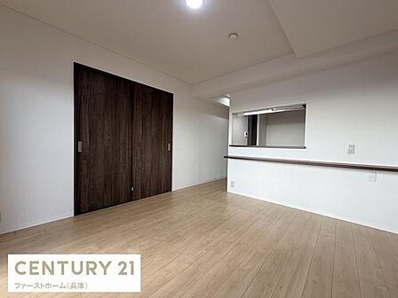 ナチュラルな木目調の床が部屋全体を落ち着いた印象にしています。引き戸の収納は空間をすっきりと整えます。カウンター付きの間取りが便利です。天井照明も設置済みですぐにご利用いただけます。