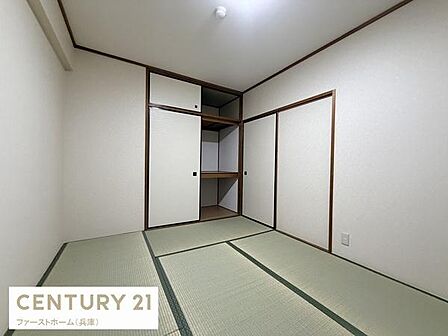 和の雰囲気を感じられる落ち着いた空間です。収納スペースがありお部屋をすっきりと保つことができます。畳敷きなので季節に応じた快適さを感じられます。シンプルな内装で使いやすい和室です。
