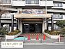 その他：建物のエントランスは広々としています。屋根付きのアプローチが重厚な印象です。緑の植栽が正面を彩り整然とした外観が際立ちます。安心感のある門構えが特徴的です。マンションの名前がしっかり表示されています。