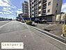 駐車場：マンション敷地内に設けられた駐車場です。広々としたスペースで車両の出し入れもスムーズに行えます。敷地周辺も見通しが良く安心してご利用いただけます。平坦な舗装面が特徴的です。