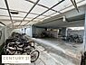 その他：屋根付きで雨の日も自転車を安心して停められる駐輪場です。広々としたスペースで複数台の自転車をゆったりと置くことができます。建物のすぐそばなので移動もスムーズです。