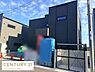 その他：スタイリッシュな外観が印象的な住宅です。直線的なデザインとダークトーンの外壁が落ち着いた雰囲気を演出しています。窓の配置も工夫されており周囲との調和を感じられます。