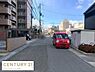 その他：周辺にはさまざまな建物が立ち並び生活の利便性が感じられます。道路は見通しが良く移動もスムーズに行えそうです。比較的静かな環境が特徴的です。歩道も整備されており安全面にも配慮されています。