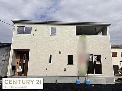 外観:シンプルなデザインの外観が印象的な住まいです。広い窓から明るい陽射しが差し込みます。白を基調とした外壁が清潔感を感じさせます。エントランス部分も使いやすい設計となっています。 外観:シンプルなデザインの外観が印象的な住まいです。広い窓から明るい陽射しが差し込みます。白を基調とした外壁が清潔感を感じさせます。エントランス部分も使いやすい設計となっています。