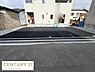 駐車場：広々とした駐車場スペースが確保されています。前面道路も見通しが良く駐車しやすい配置です。舗装済みでお手入れも簡単です。両側にゆとりがあり車の出し入れもスムーズです。
