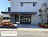エントランス：ゆとりのあるアプローチが印象的なロビーです。落ち着いた色味の外観が特徴的です。ガラス扉が開放感を演出しています。植栽がエントランスの雰囲気を引き立てています。清潔感ある仕上がりとなっています。