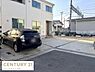 駐車場：駐車場が建物に隣接しており車の出し入れがしやすい設計です。敷地が広く複数台の駐車も可能です。舗装されたスペースで車の保管にも便利です。来客時にも活用できる余裕があります。