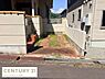 駐車場：敷地内に設けられた駐車場は前面道路からスムーズに駐車が可能です。両側に囲いがあり車の出し入れも安心です。玄関へのアクセスも便利な配置となっています。ゆとりあるスペースが確保されています。