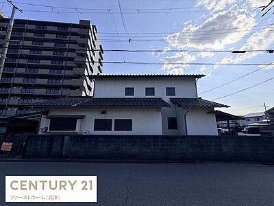 外観:前面道路がゆったりとした印象を与える外観です。周辺には歴史を感じる建物が立ち並んでいます。空の広がりを感じられる立地です。 外観:前面道路がゆったりとした印象を与える外観です。周辺には歴史を感じる建物が立ち並んでいます。空の広がりを感じられる立地です。
