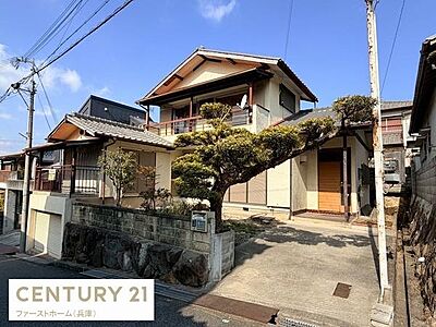 外観:和風の外観が特徴的な住宅です。落ち着いたカラーで統一され趣のある門構えが印象的です。駐車スペースがしっかりと確保されています。前庭の植栽が丁寧に管理されています。静かな住宅街に位置し住環境も良好です。 外観:和風の外観が特徴的な住宅です。落ち着いたカラーで統一され趣のある門構えが印象的です。駐車スペースがしっかりと確保されています。前庭の植栽が丁寧に管理されています。静かな住宅街に位置し住環境も良好です。