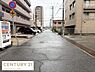 その他：前面道路は幅員がしっかり確保されており車両の出入りがしやすい環境です。車道沿いには歩道も設けられているため歩行者にも配慮されています。周辺にはマンションや店舗が立ち並び生活利便性も高いエリアです。