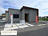 駐車場：駐車場が建物前に配置されており車の出し入れがしやすい設計です。コンクリート敷きで雨の日も足元が汚れにくい仕様です。道路から直接アクセスできる点も便利です。