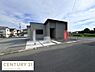 その他：前面道路が広く見通しの良い現地写真です。駐車スペースもゆとりがあり車の出し入れがしやすい造りです。住宅の外観はシンプルでスタイリッシュな印象を与えます。