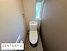 トイレ：清潔感のあるトイレ空間です。窓があり換気や採光にも配慮されています。壁面にはアクセントカラーが使われておりシンプルな内装が特徴です。温水洗浄便座も設置されています。