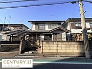 落ち着いた雰囲気の外観が特徴です。門構えがありプライバシー性に配慮されています。カーポート付きで車の出し入れが便利です。伝統的な屋根デザインが印象的です。周囲との程よい距離感が感じられます。