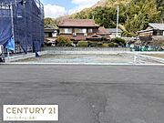開放感のある外観が特徴です。前面道路との接道が広く車の出し入れもスムーズに行えます。周囲は落ち着いた住宅街で日当たりもしっかり確保されています。
