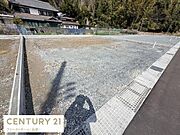 日当たりが期待できる立地の宅地です。前面道路に面しておりアクセスしやすい形状が特徴です。周囲は落ち着いた住宅街です。