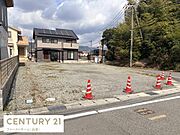 現地土地写真は見通しが良く開放感のある空間です。前面道路も広く車の出入りがしやすい点が特長です。周囲は住宅や緑に囲まれ落ち着いた印象です。整形地でさまざまなプランに対応可能です。