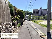 周辺は静かな住宅街で安心して暮らせる環境です。前面道路は広々としており車の出入りもスムーズにできます。道沿いには緑が多く季節の移ろいを身近に感じます。見通しの良い立地で開放感があります。