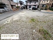前面道路との接続がしやすい宅地です。周囲は住宅が立ち並ぶ静かな環境となっています。敷地の形状がシンプルで使いやすいのが特徴です。現状更地なので自由な設計プランが可能です。