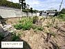 外観：現地土地写真から広々とした敷地の様子が伝わります。周囲は静かな住宅環境です。道路からの出入りもスムーズに行えます。土地の形状も整っており工夫次第で多彩な活用が可能です。