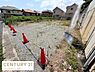 外観：現地土地写真は広々とした敷地が特徴的です。周囲には住宅が並び落ち着いた雰囲気が感じられます。平坦な地形でさまざまな用途に対応しやすい印象です。敷地の形状も整っており取り扱いやすさがうかがえます。
