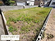 現地土地写真より敷地が広く開放的な印象です。周囲に住宅が並ぶ落ち着いた環境となっています。整った形状で使いやすい区画です。日当たりも十分に確保されています。土地の魅力が伝わる写真です。